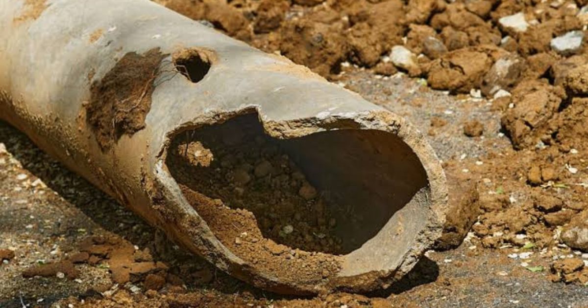 Sewer line joint affected by expansive clay soil